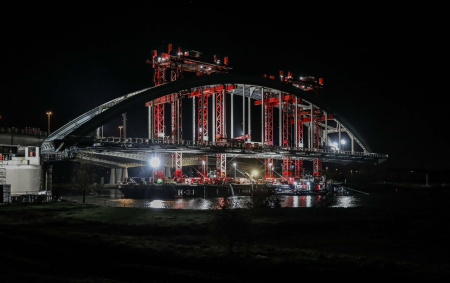 Mammoet lifts ‘Iron Lady’ in night-time operation