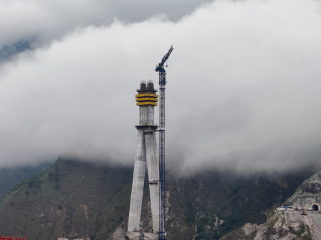 Comansa 21CM550 constructs India’s first ever cable-stayed railway bridge 