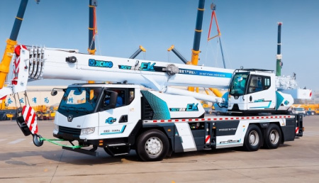 XCMG launches the world's first plug-in double drive hybrid crane