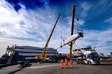 Port of Leith uses multi crane lifting equipment to unload onshore wind turbines  