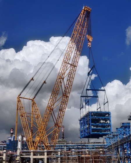 Sarens SGC-120 crane performs super-heavy lifts at Indian refinery project 